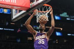 穆古鲁扎重要时刻最后时刻胜出，独行侠带队取胜！(nba最后时刻突起战火阿德伊巴卡上演武斗)-爱游戏官网